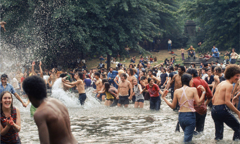 Grupo de foliões em um lago não identificado, 1970.