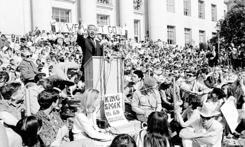 Martin Luther King Jr. faz um discurso para uma multidão de aproximadamente 7.000 pessoas em 17 de maio no Sproul Plaza da UC Berkeley.